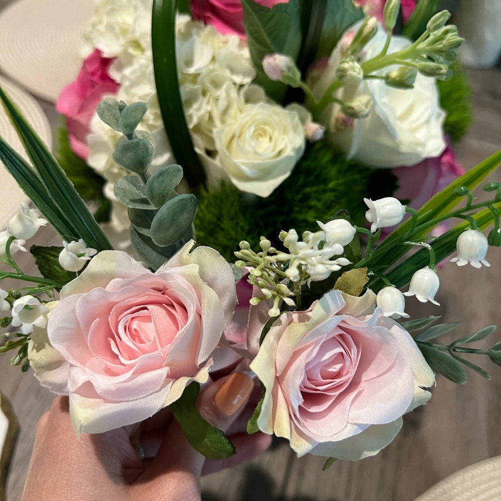 Artificial pink boutonnières with easy pin (48pcs)
